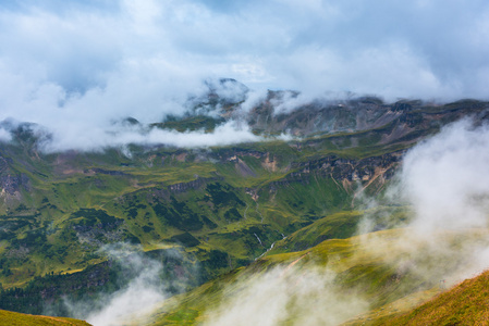 在有雾的天气大格洛克纳山