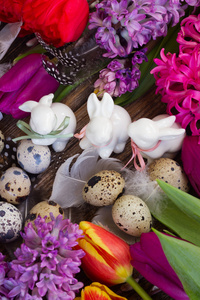 与复活节彩蛋的春天的花朵