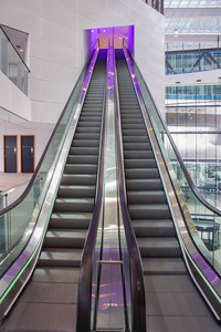 自动扶梯与紫色照明的现代化办公大楼