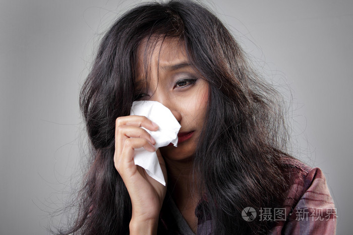 哭泣的女孩擦去眼泪