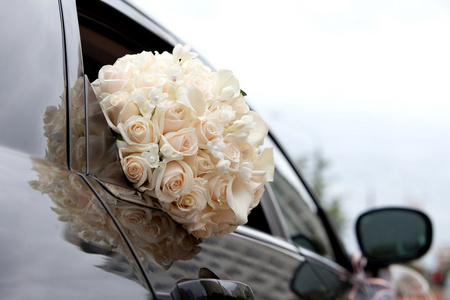 汽车和新娘的花束，在车窗外