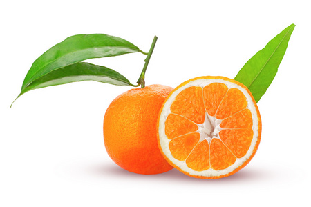 橘红色或普通话水果整体和切一半与绿色 lea