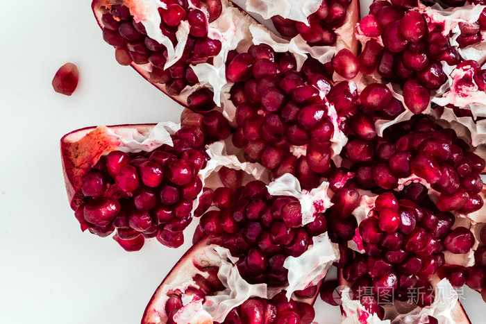 石榴在白色背景上的浆果