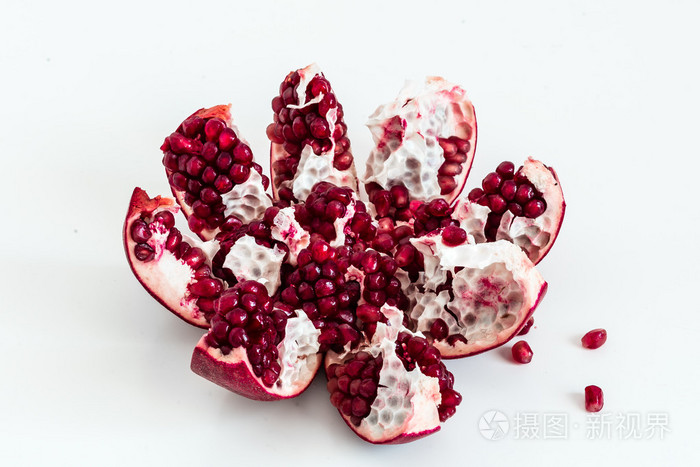 石榴在白色背景上的浆果