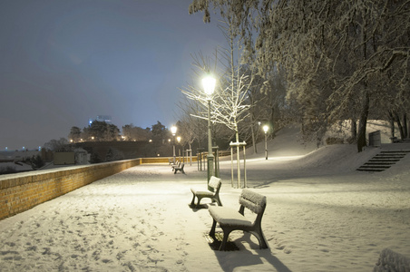 雪景的布拉格街道夜景图片