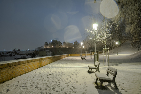 雪景的布拉格街道夜景图片