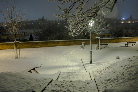 雪景的布拉格街道夜景图片