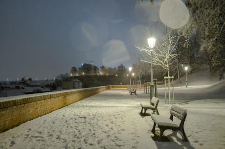 雪景的布拉格街道夜景图片