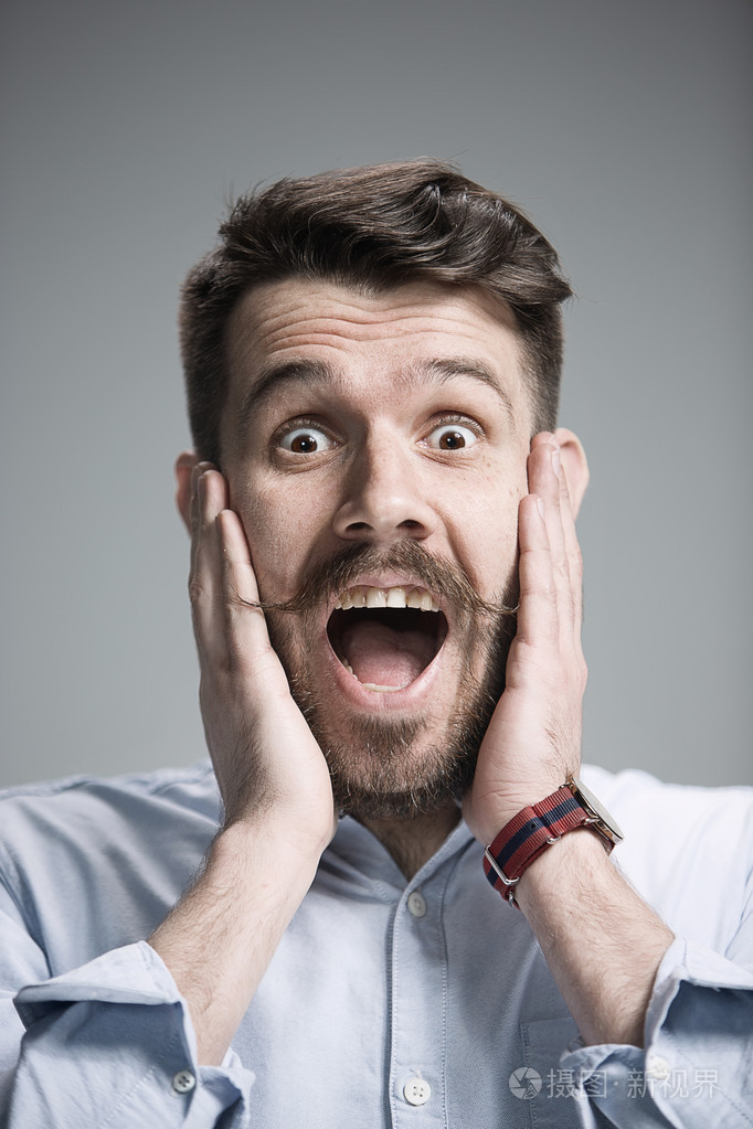 与震惊的面部表情的年轻男子的画像
