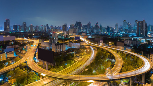 暮光之城城市公路与城市市中心的背景下，泰国曼谷的鸟瞰图