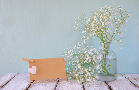 白色鲜花，心在木桌的老式空卡