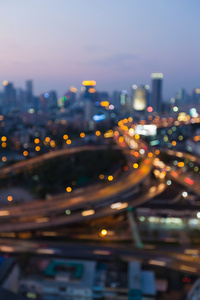 在城市道路交叉口模糊散景灯图片