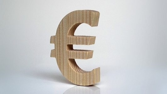 在白色背景上的木制欧元符号。