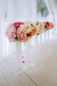 束鲜花站在花瓶的地板上
