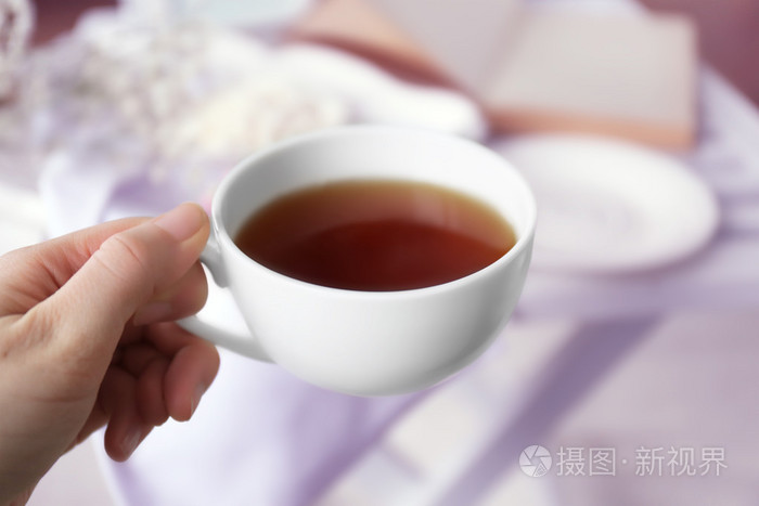 手捧着杯暖茶的关闭了