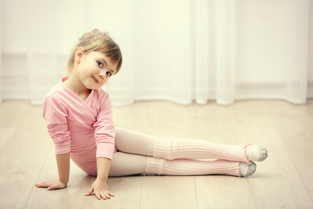 可爱的女孩在粉红色紧身连衣裤