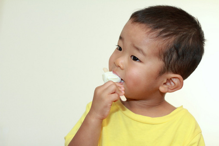 日本男孩吃冰淇淋3岁