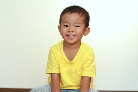 微笑的日本男孩3岁