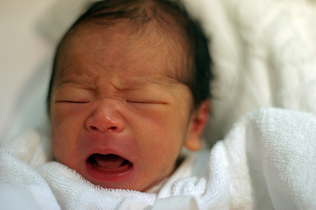 哭泣的日本新生婴儿0岁