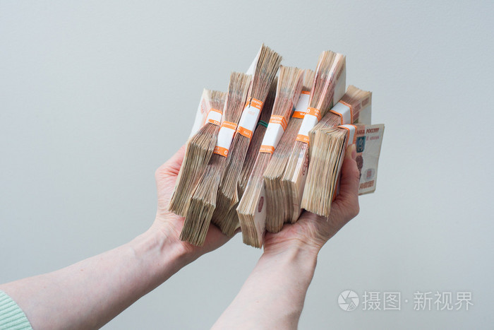 手中拿着很多俄罗斯的钞票