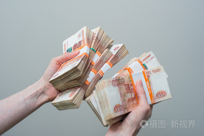 手中拿着很多俄罗斯的钞票