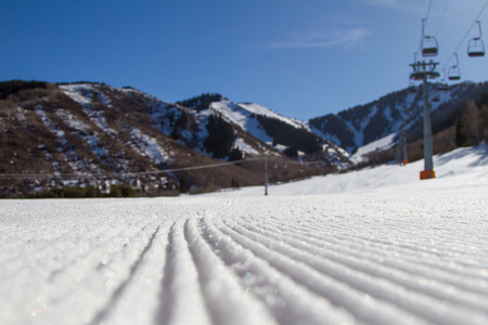 滑雪坡后的雪堆