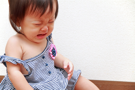 哭泣的日本女婴0岁