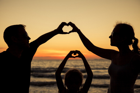 沙滩家庭背影举手心型图片
