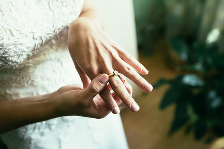 金优雅的结婚戒指，新娘在婚礼的手指上戴的钻石