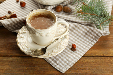 杯咖啡和圣诞树枝在餐巾纸上