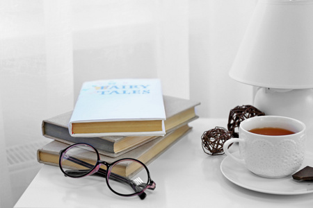 书籍 眼镜和杯茶