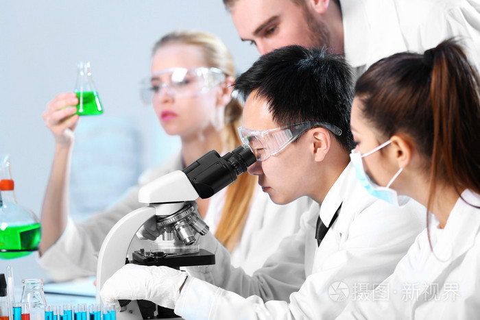 在实验室工作的医学技术人员