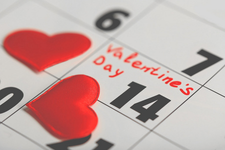 日历日期为 2 月 14情人节，特写