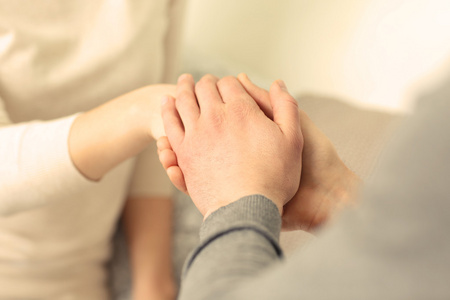 男人和女人抱着双手特写照片