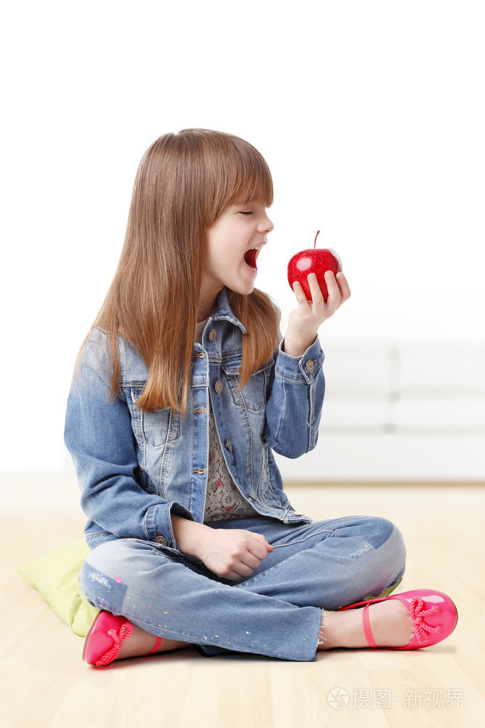 女孩吃苹果
