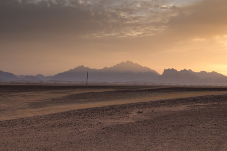 夕阳在沙漠中，埃及山背后