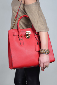 红色时尚魅力女皮包上纯背景