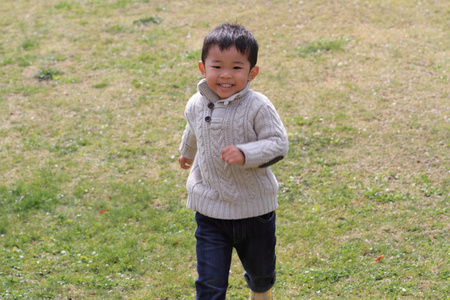 在草地上奔跑的日本男孩3岁