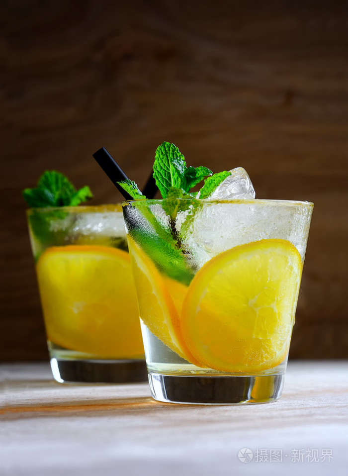 与冰和薄荷的橙色柠檬水