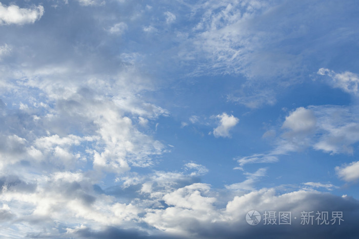 蓝蓝的天空背景上云