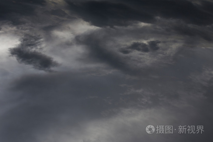 黑色的云在黑暗的天空,夜晚天空的万圣节背景