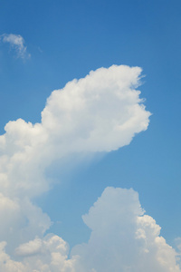 云计算和蓝色天空背景照片