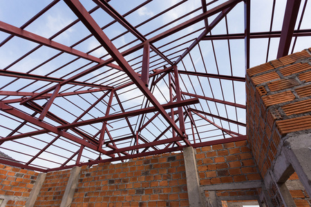 建筑物的墙壁钢结构梁的建筑物的屋顶和砖墙壁照片