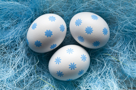 三个图案蓝草鸡蛋