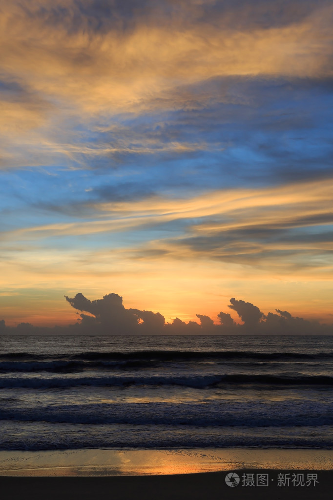 七色的云彩,在海上与早晨的天空美丽的日出