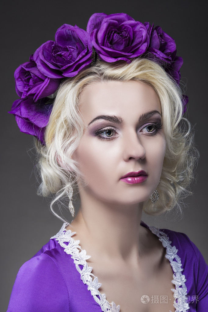 美的概念.白种人金发碧眼的女模特,在紫衣紫艳冠的特写肖像