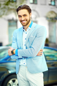 高时尚外观。年轻时尚自信快乐英俊男人微笑着商人模型在街上的蓝色西装布生活方式
