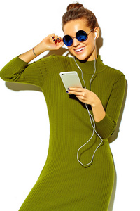 美丽快乐可爱微笑黑发女人穿衣服的女孩休闲蓝色时髦夏季白色太阳镜听音乐在智能手机与耳机上孤立不化妆的肖像