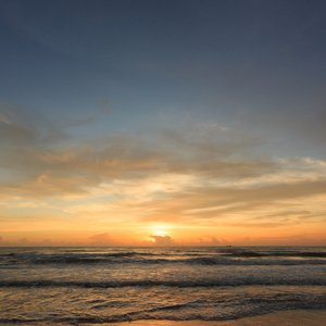 七色的云彩，在沙滩上与夕阳戏剧性的天空