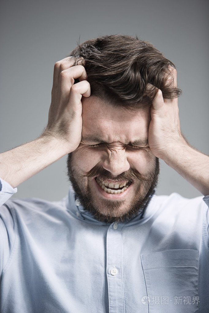 关闭了的绝望的男人的脸照片-正版商用图片1mijfi-摄图新视界